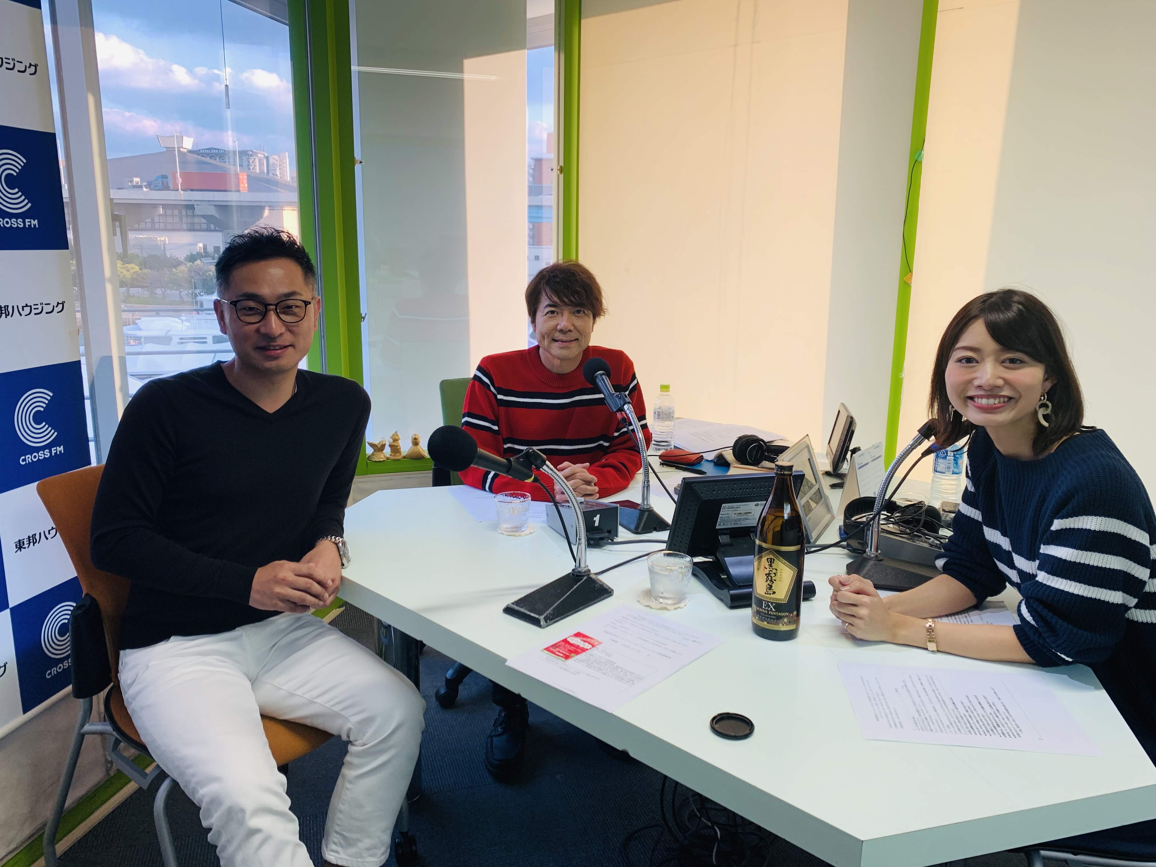 クロスFMラジオ出演時のスタジオ写真